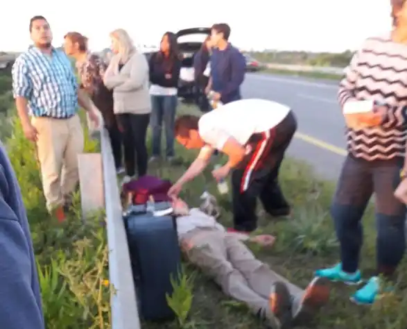 El conductor se habría dormido y volcaron en la Ruta 14