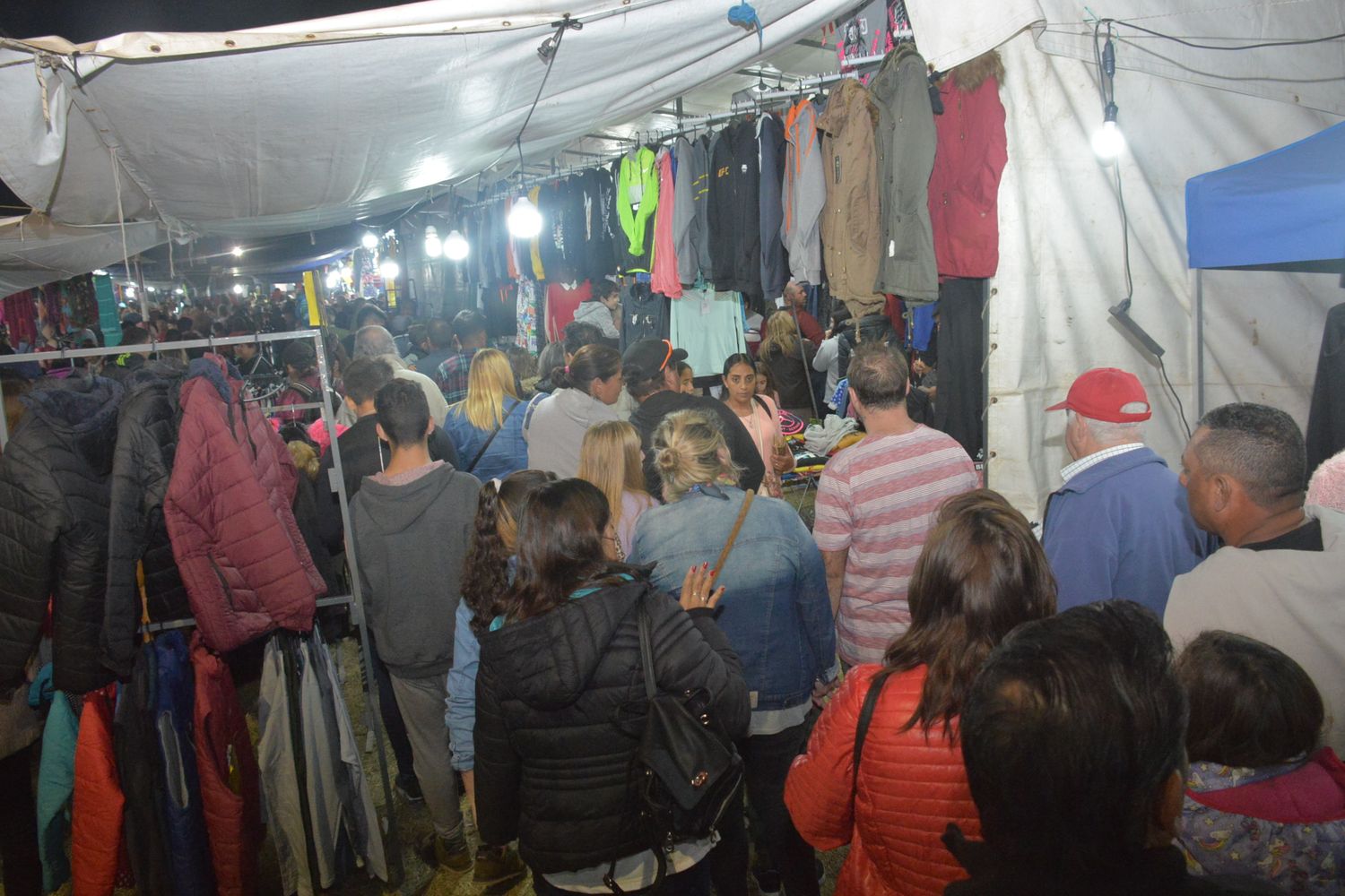 Cientos de personas recorrieron la Feria Mercantil