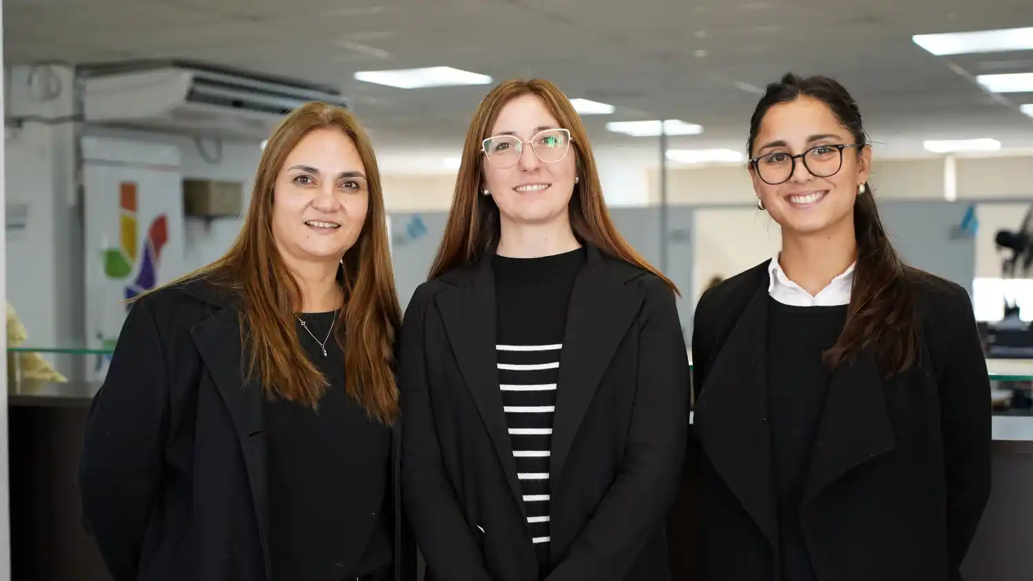 La delegada y abogada Romina Coppo, acompañada por la licenciada en Trabajo Social Analía Gómez y la abogada Valentina González, integrantes del equipo técnico.