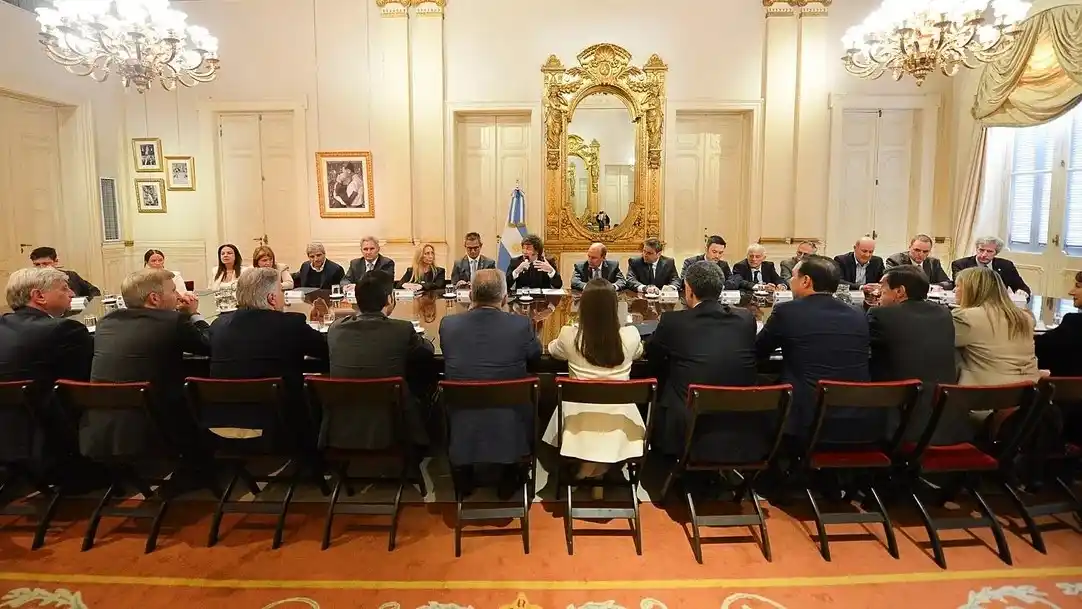 El presidente Javier Milei junto a gobernadores.