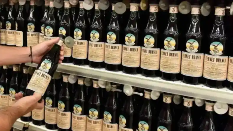 Un hombre fue detenido por robar mercadería y botellas de fernet de un supermercado céntrico