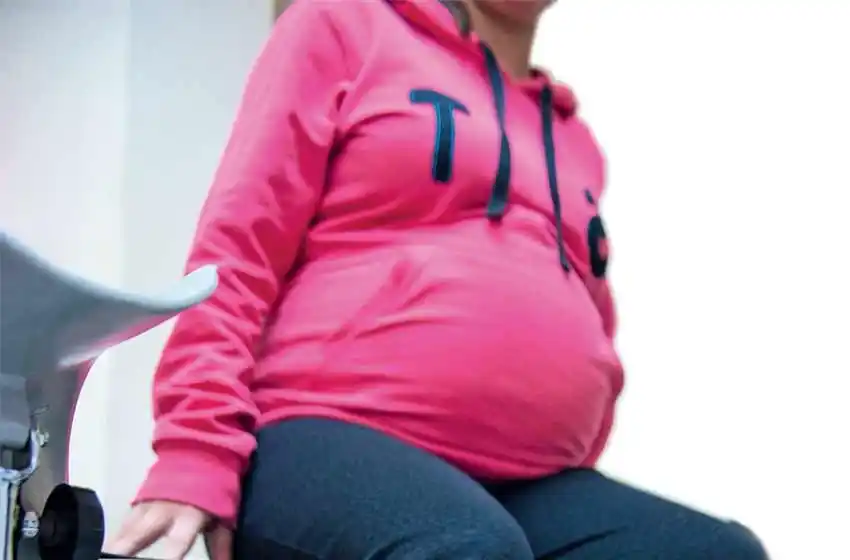 La condenaron luego de que obligó a su hija menor a abortar