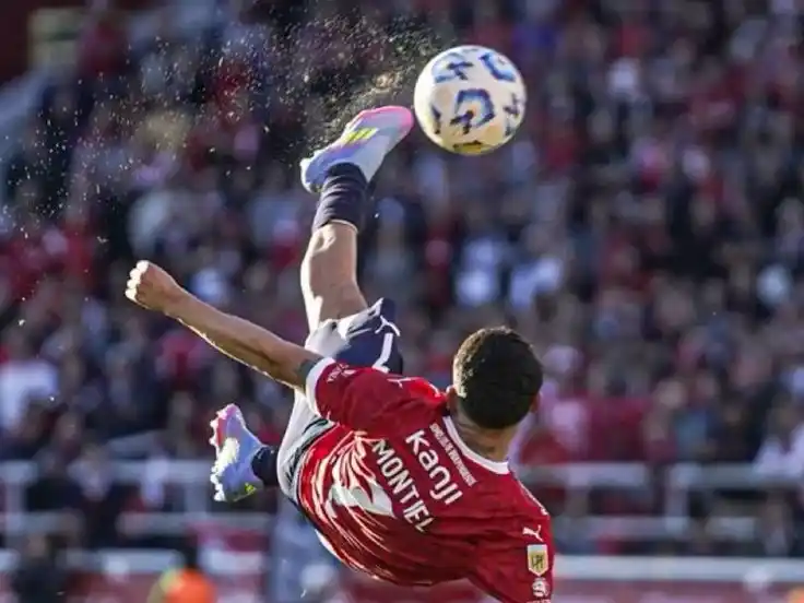 La pirueta de Montiel que terminó en un golazo para Independiente.