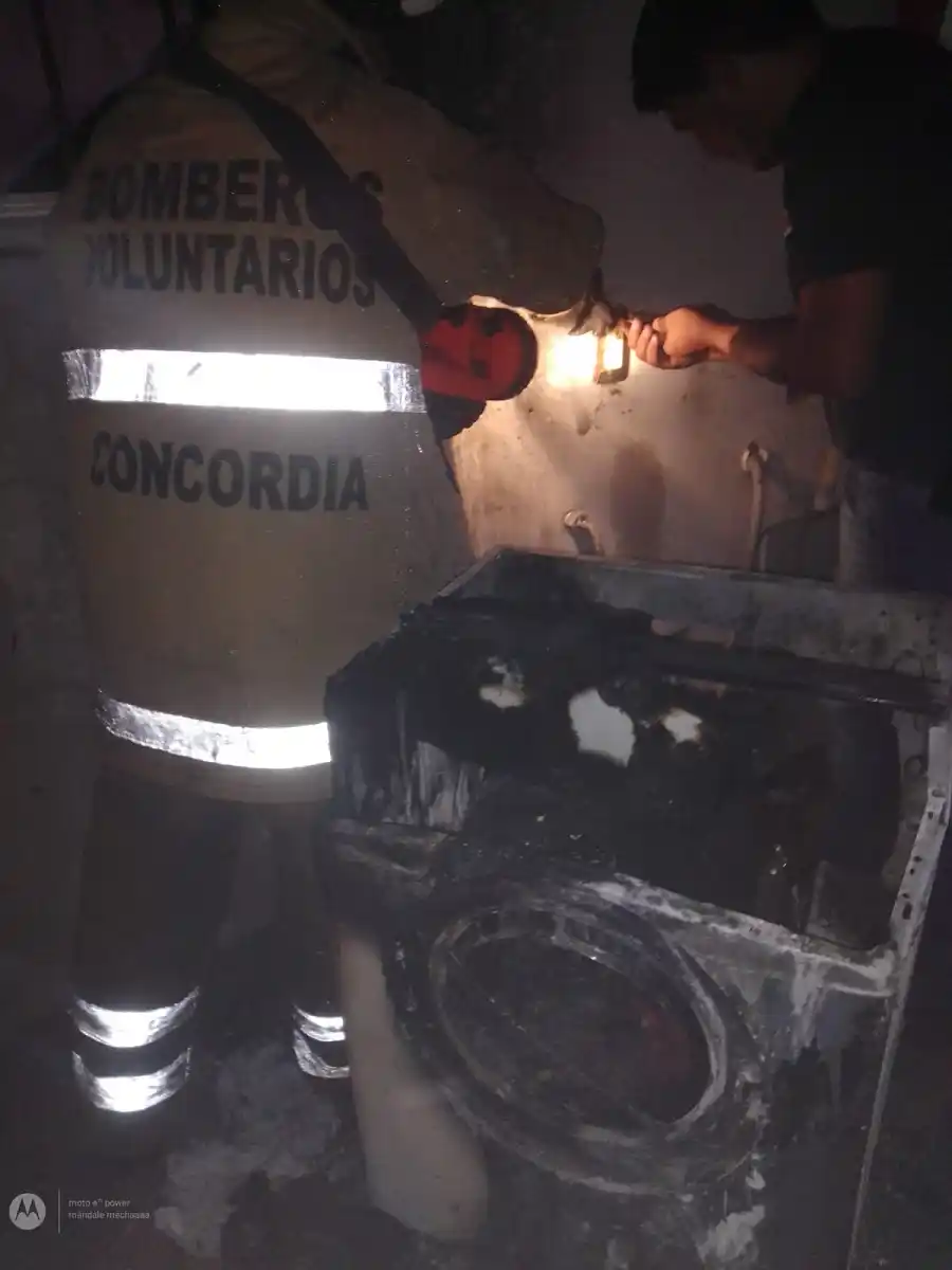 Se incendió un lavarropas automático en una vivienda sin ocupantes