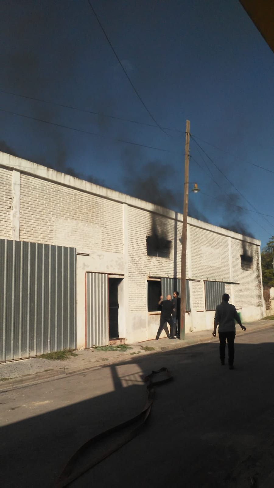 El fuego se expandió desde chimenea y causó daños materiales