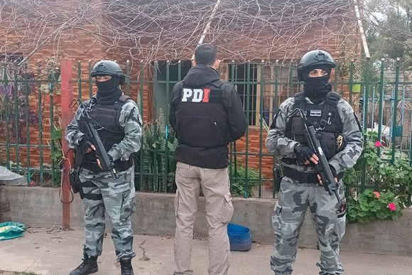 Entre cuatro encerraron a un hombre en una camioneta y lo golpearon brutalmente