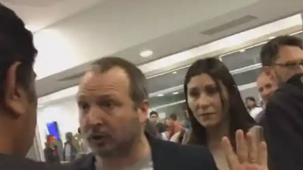 Escrachan a Sabbatella en el aeropuerto de Santiago del Estero