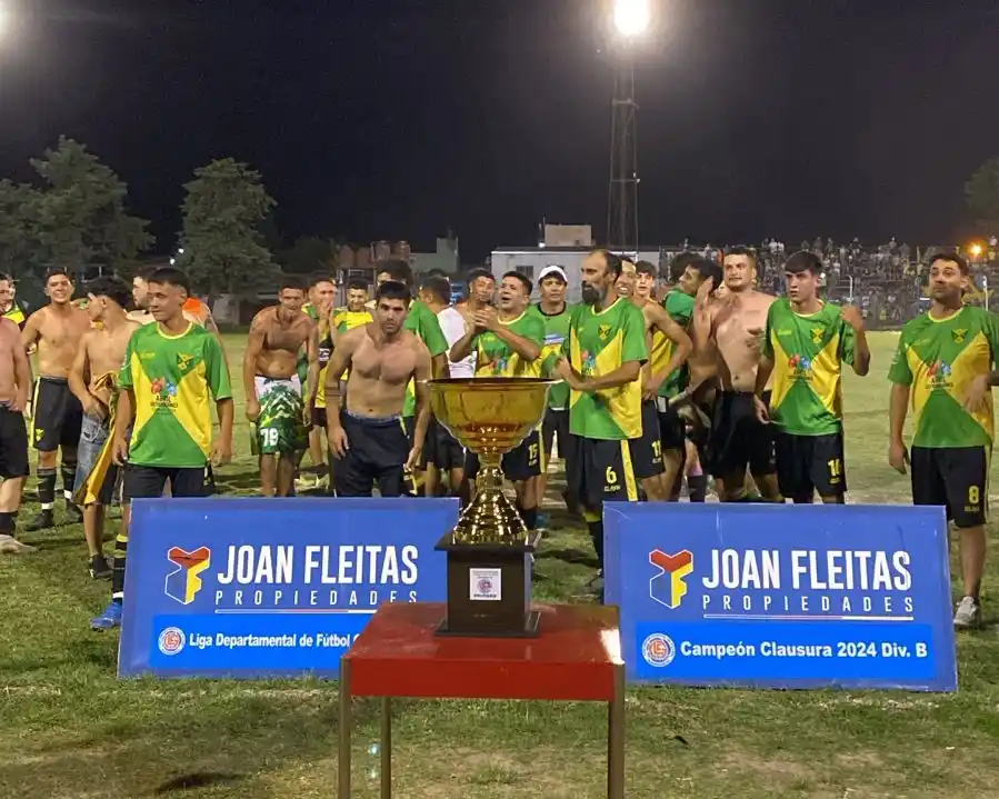 Los jugadores de Unión del Suburbio a la espera de la entrega del trofeo de campeón (crédito: Caro Alva).