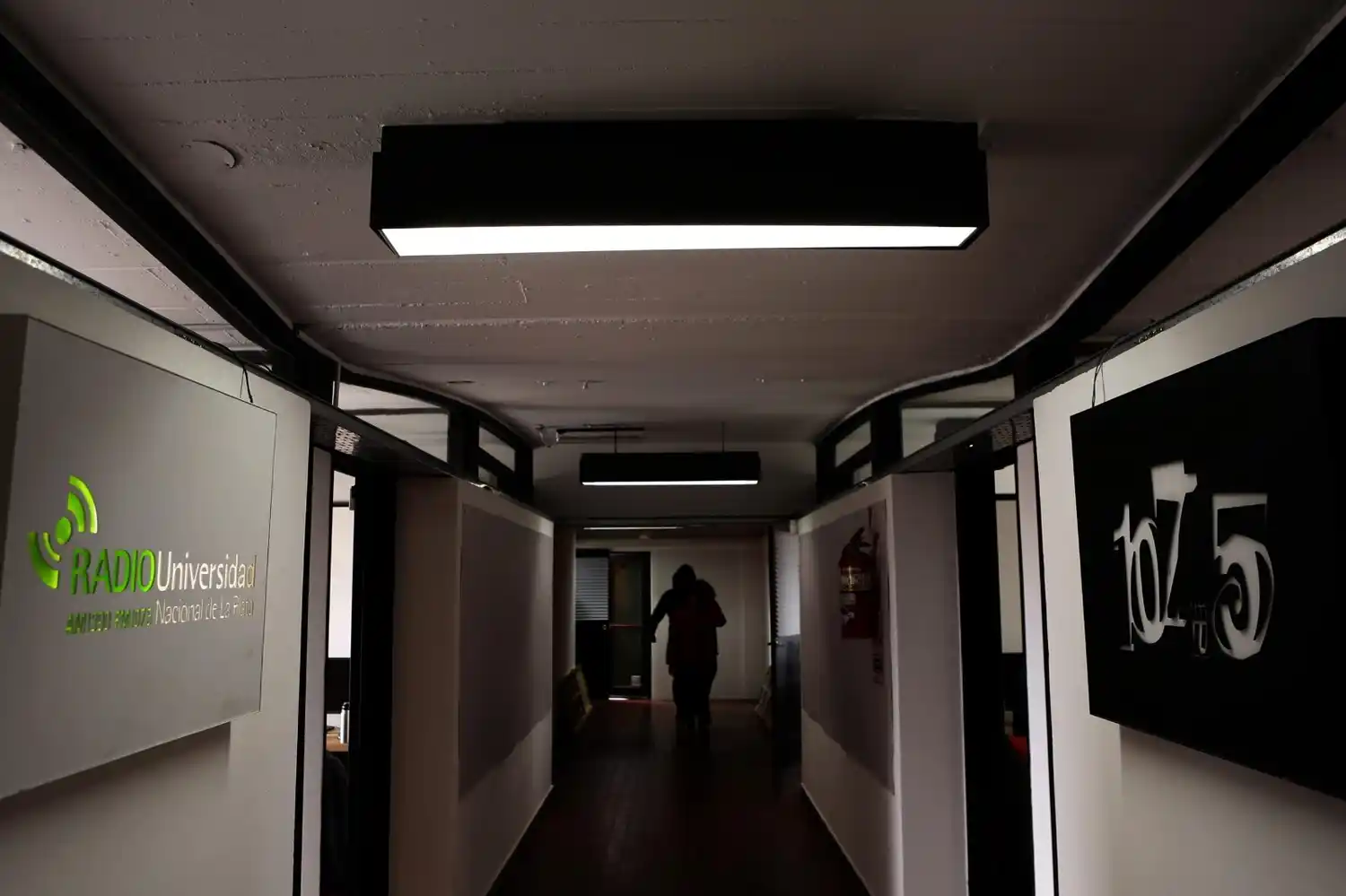 Los estudios de AM y FM de Radio Universidad funcionan actualmente en el edificio Karakachoff.