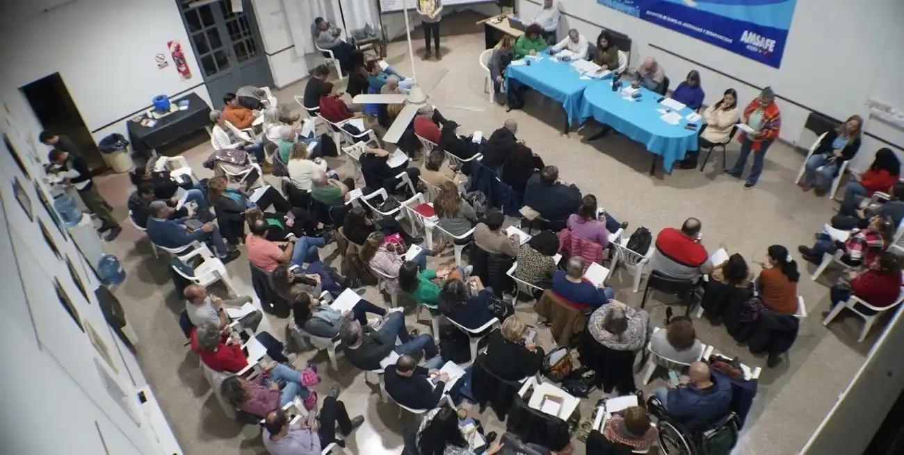 La docencia pública nucleada en Amsafe realizó la asamblea provincial en la noche de este miércoles en la que resolvió "percibir, en disconformidad" la oferta.