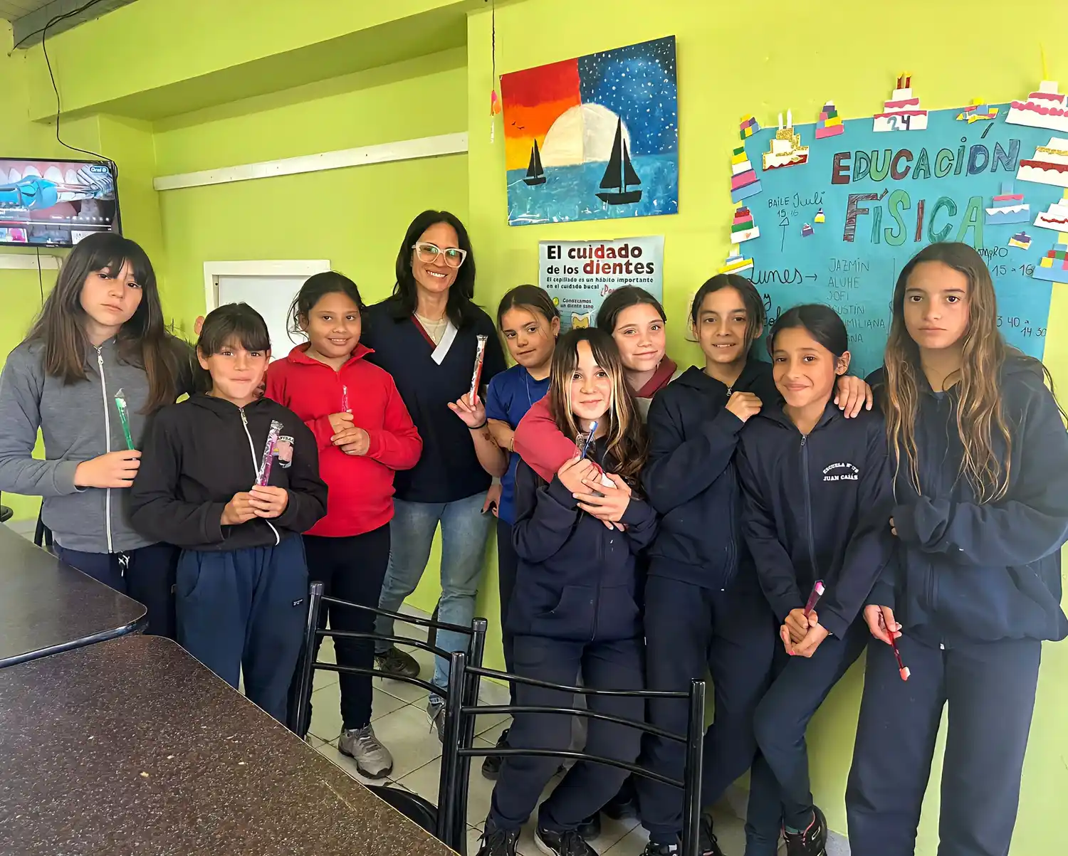 La capacitadora junto a un grupo de niños que formó parte de la capacitación.