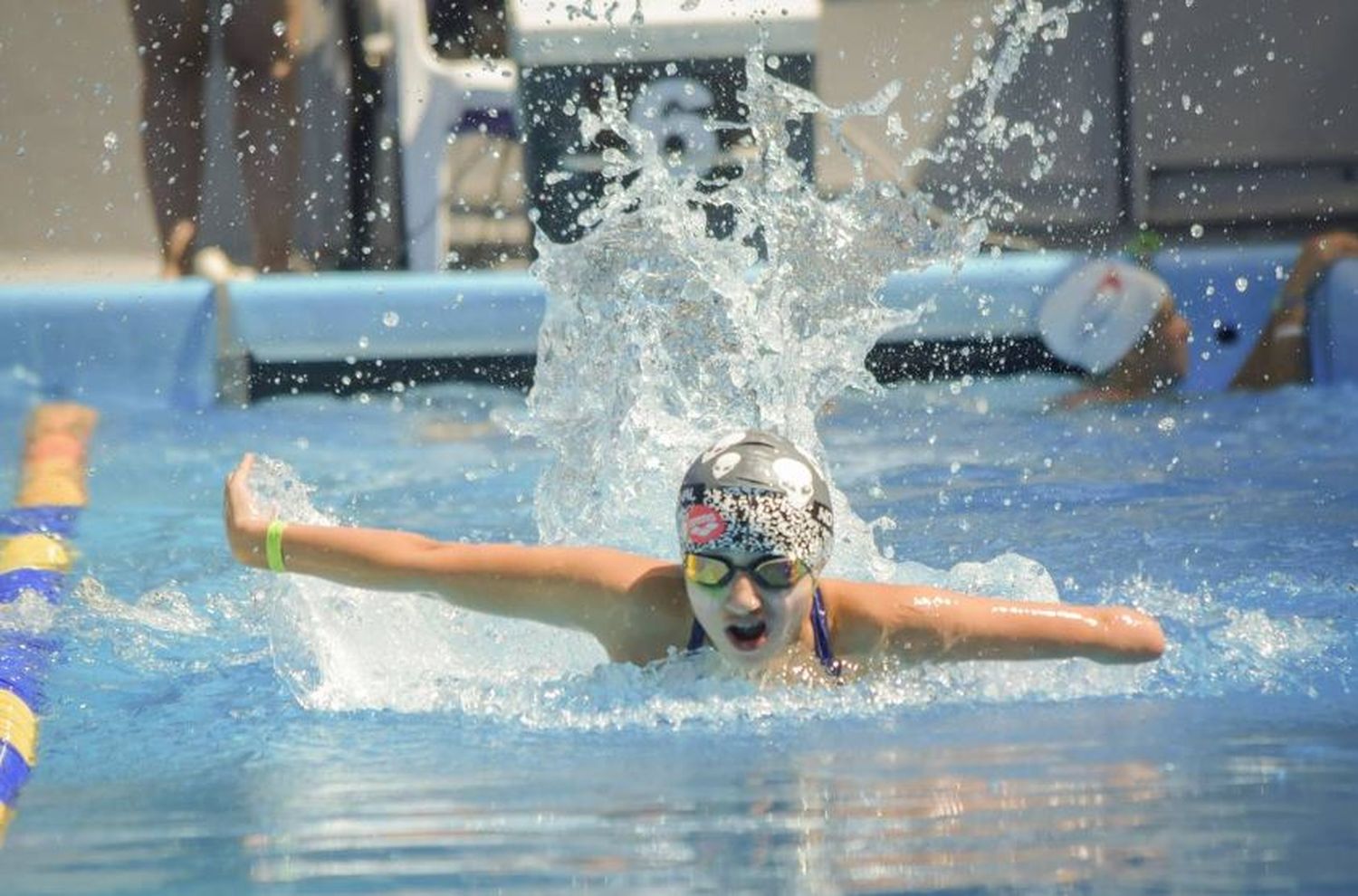 Federación de Natación quiso descalificar a nadadora manca por no tocar el borde con las dos manos