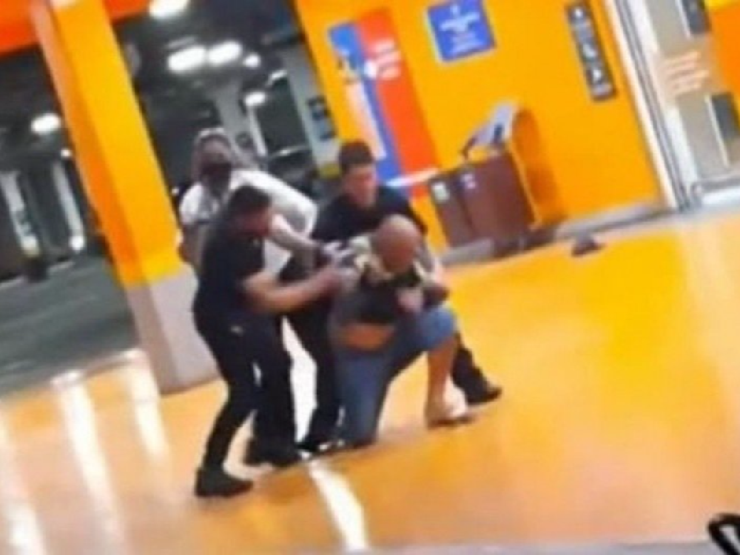 Indignación en Brasil tras la muerte de un hombre negro golpeado por agentes de seguridad