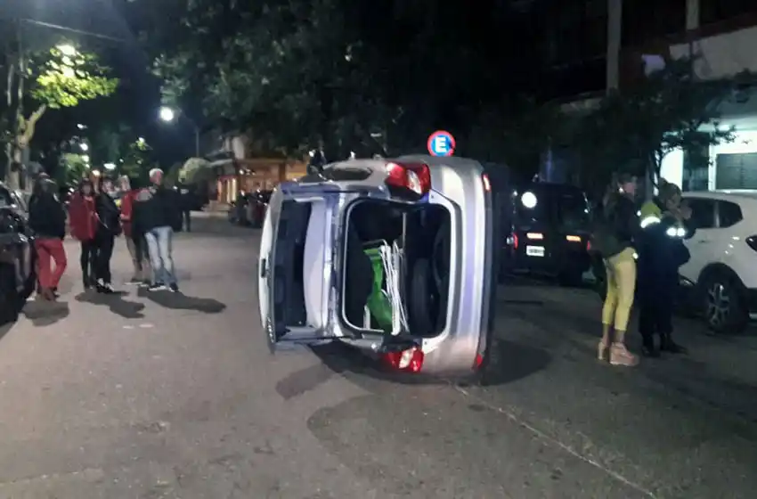 Dos autos volcaron en la madrugada de este sábado: una conductora estaba alcoholizada
