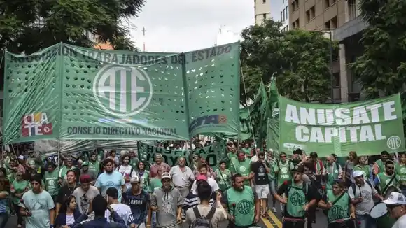 Suspendieron el decreto del Gobierno que eliminaba la jornada no laborable del Día del Empleado Público