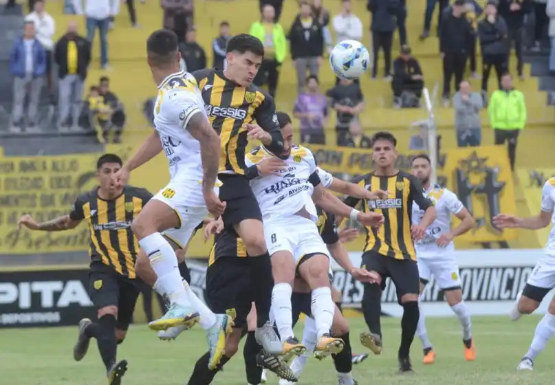 FOTO LA NUEVA PROVINCIA Palmieri busca en el juego aéreo, durante la derrota de Santamarina ante Olimpo.