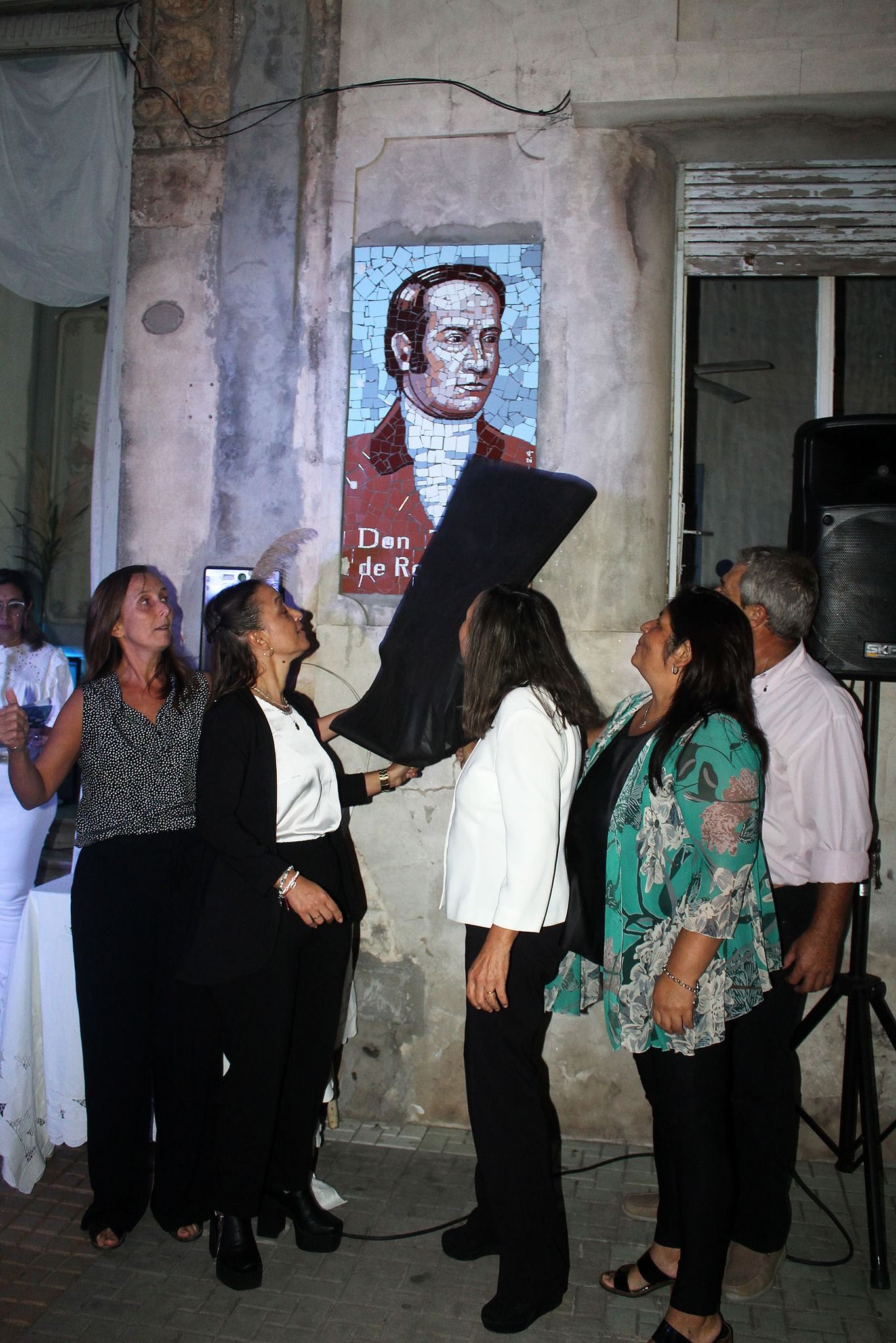 Se descubrieron dos murales: uno de Rocamora y otro del escudo de la institución.