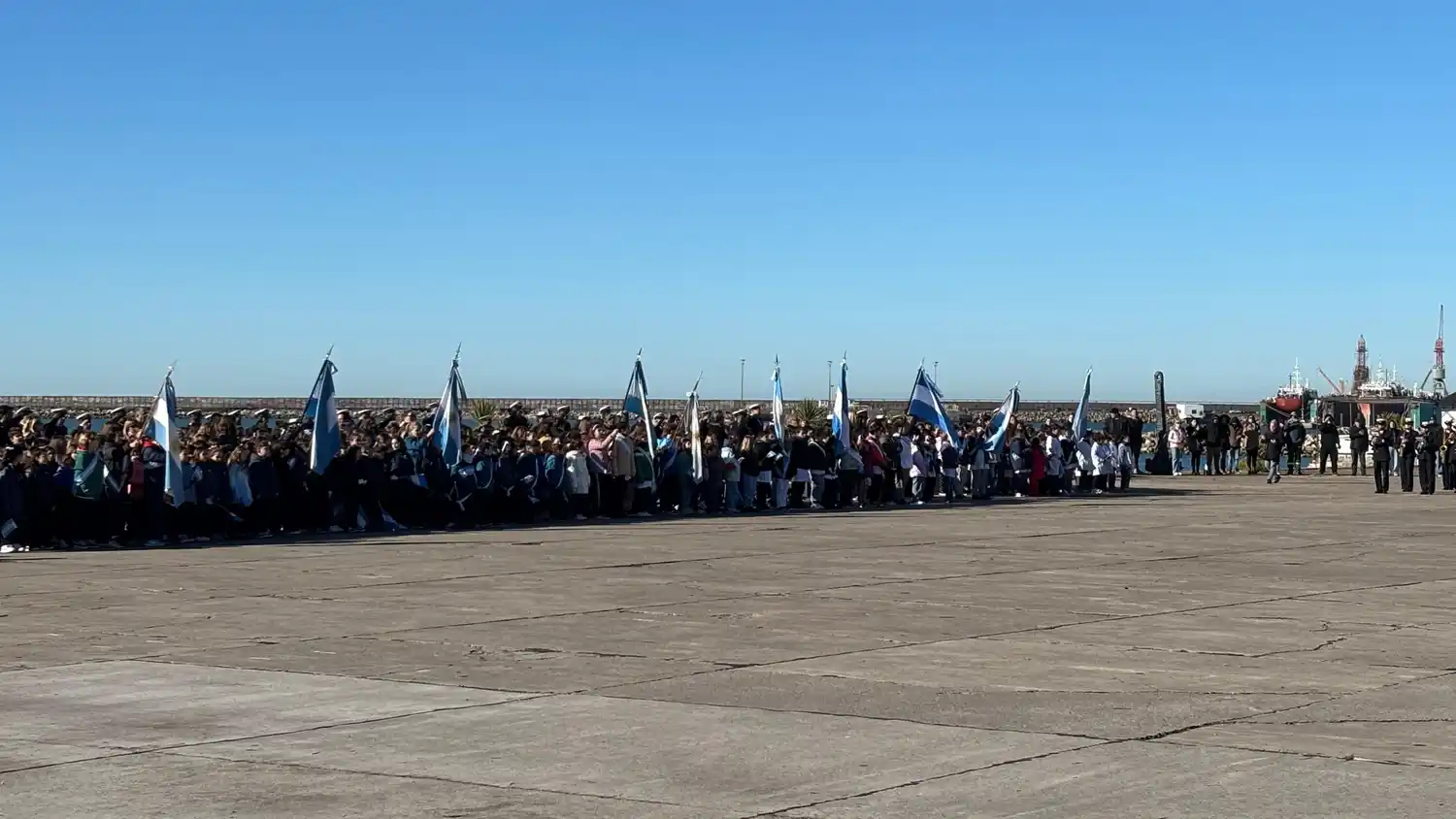 Estudiantes realizaron su promesa a la bandera