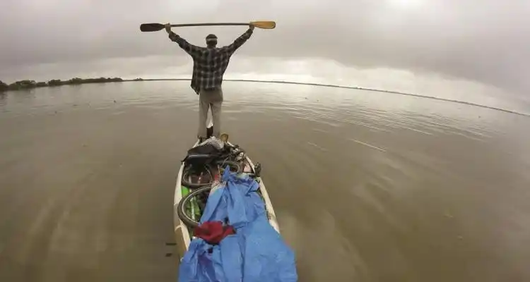 > De travesía, en piragua y bicicleta