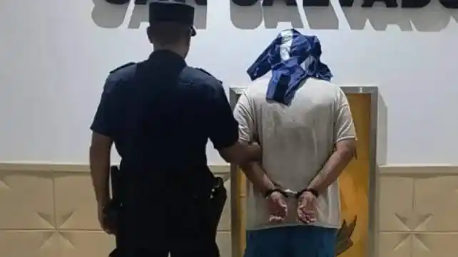 Intento de femicidio en San Salvador: un hombre persiguió a su pareja para apuñalarla frente a sus hijos