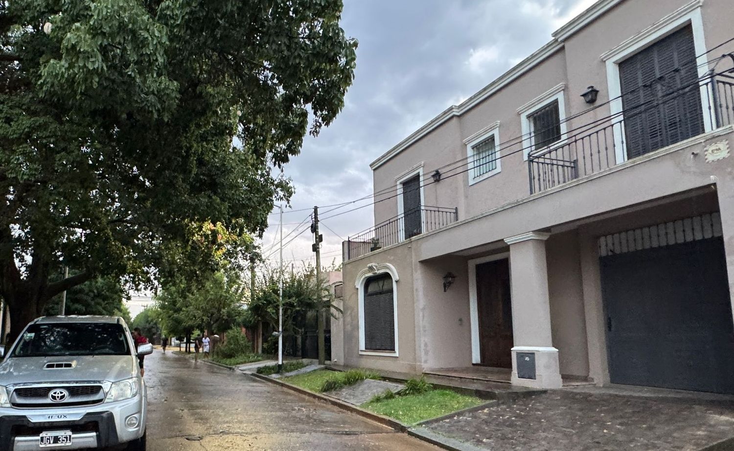 En Almafuerte 35 una mujer resultó lesionada al caerse una planta sobre ella.