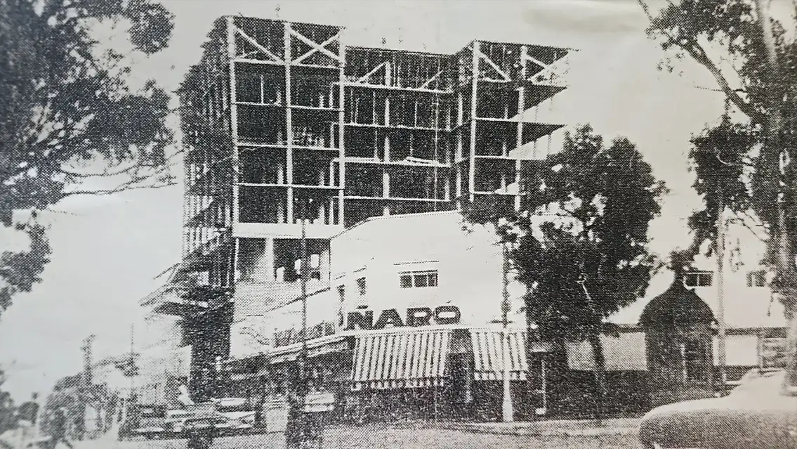 En 59 y 64. Lo que fuera Casa Ñaró. Detrás la Galería Central, en construcción