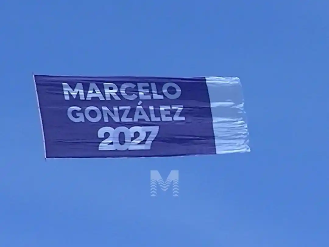 Arrancó la carrera hacia 2027: una avioneta sobrevoló la costa con un mensaje político