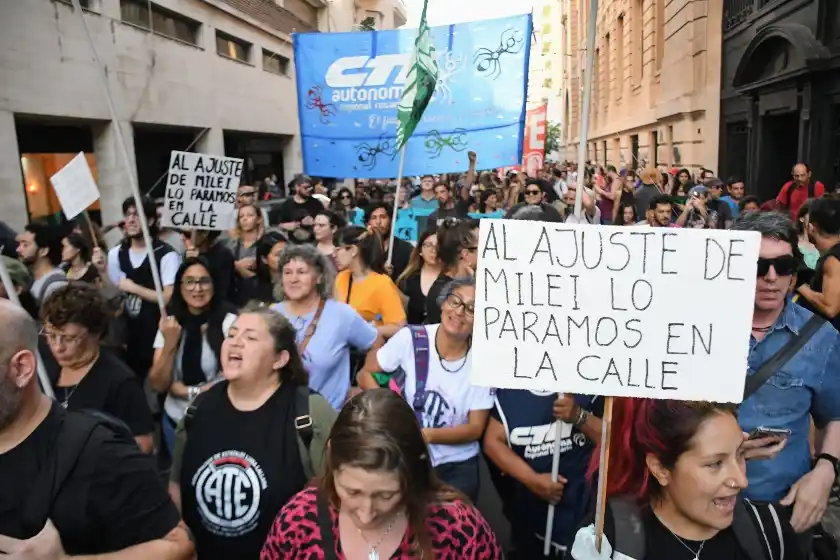 Organizaciones sociales y sindicales marcharon por las calles también en Rosario