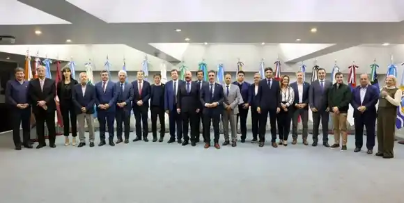 Gobernadores se unen contra el Gobierno y presentan un proyecto para cambiar la coparticipación de impuestos