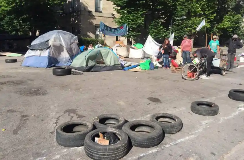 Acampe: manifestantes denuncian que la policía quiso desalojarlos