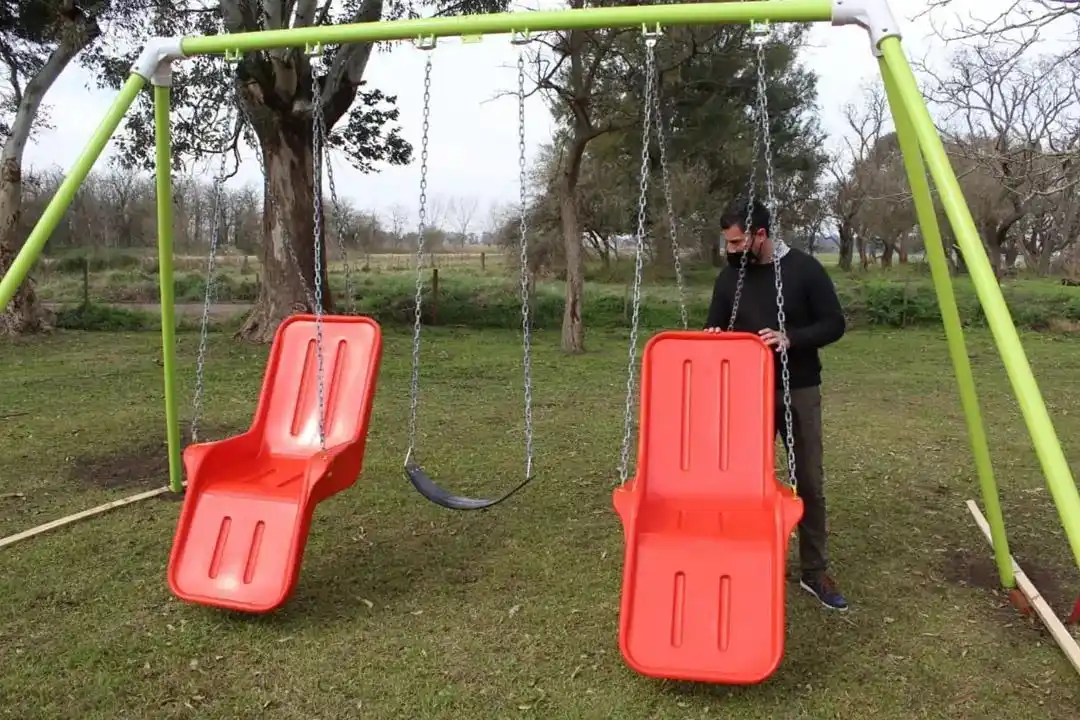 En Pila entregaron juegos inclusivos y juguetes a escuelas rurales