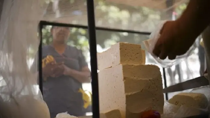 ¡NO HAY PLATA! Productores bajan precio del queso ante caída del consumo