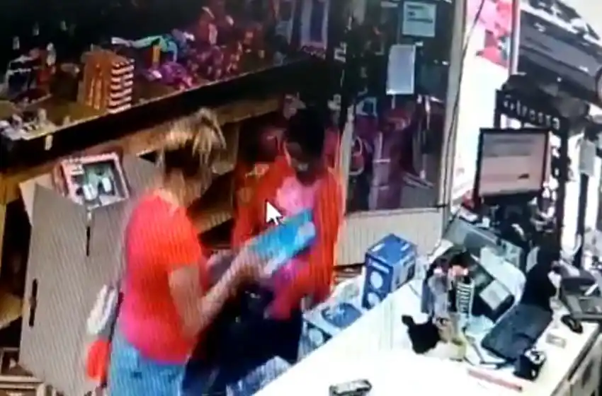 Fanáticas de lo ajeno: difunden el video de dos mecheras robando en un local de pleno centro