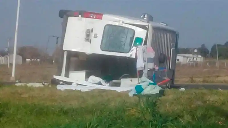 Impresionante Choque: una ambulancia quedó volcada y un auto cayó a una alcantarilla