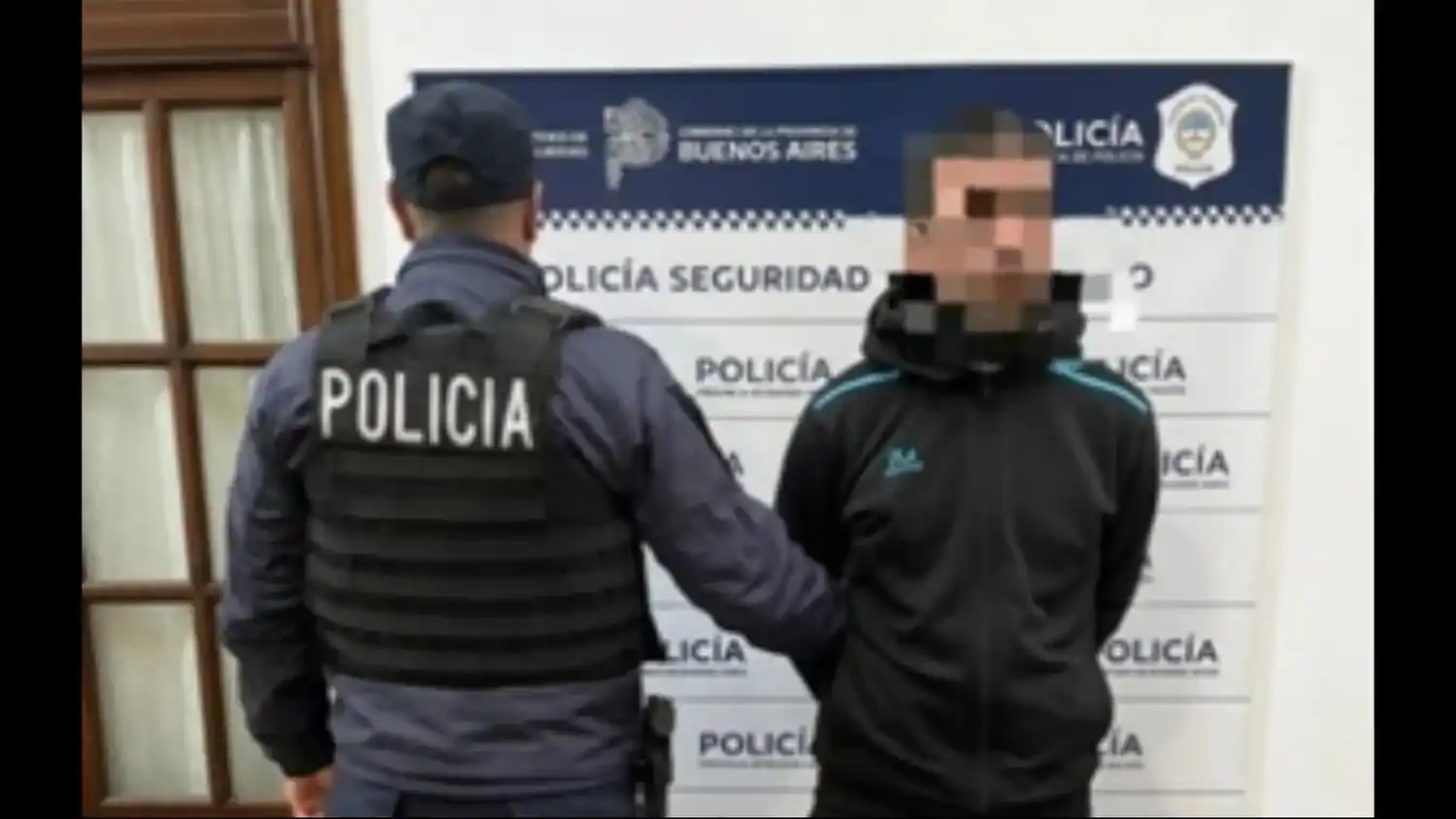 El individuo fue detenido por la policía por disturbios. Además, portaba un arma blanca.