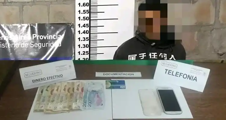 En diferentes hechos, delincuentes robaron en un auto y una moto y terminaron en la comisaría