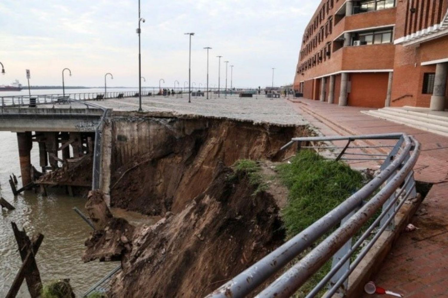 Derrumbe en el Parque España: el resto de la estructura no corre riesgo