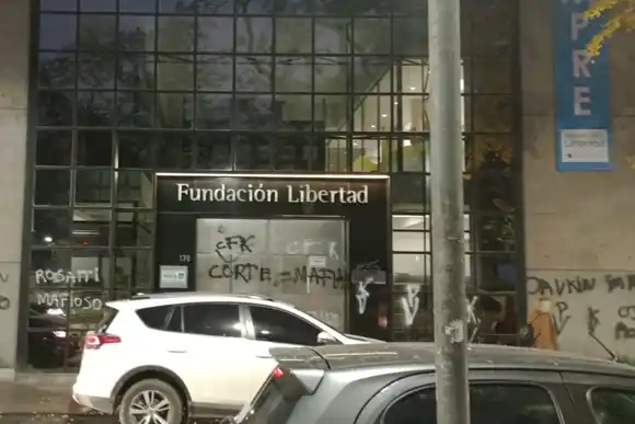 La sede de la Fundación Libertad amaneció con pintadas contra Pullaro, Javkin y el juez Rosatti