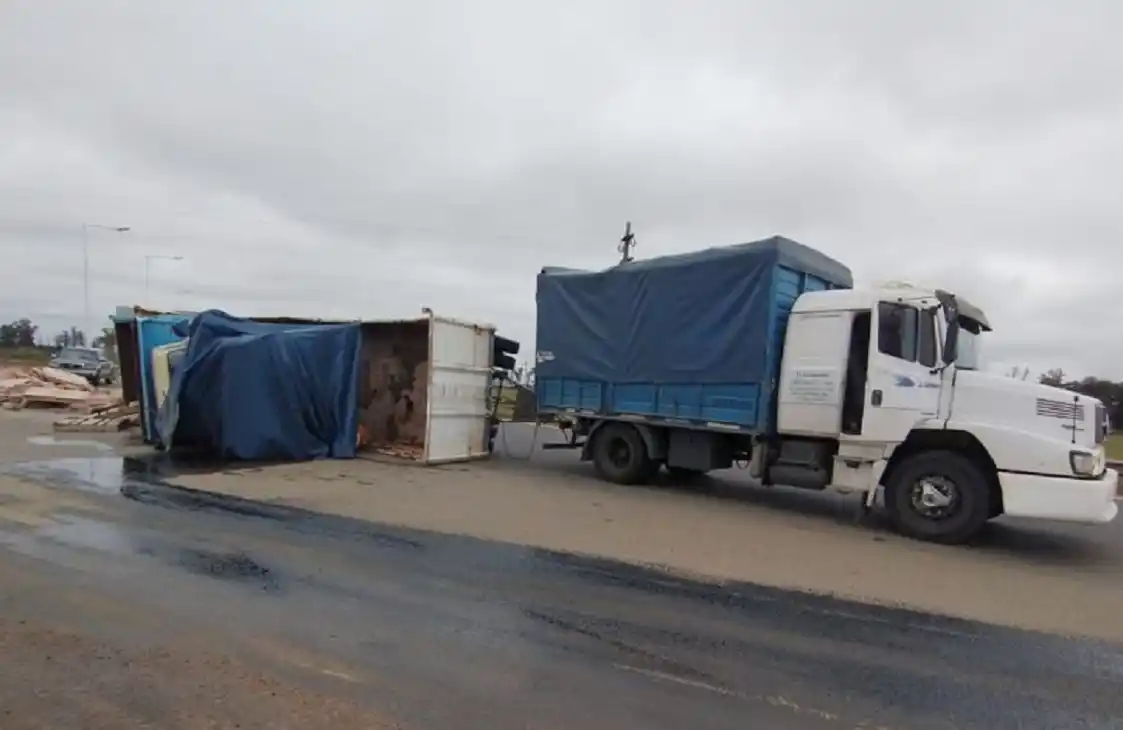 Un camión cargado de bolsas de cemento volcó su acoplado en plena ruta