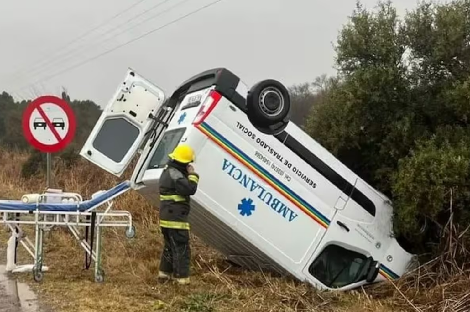 Una ambulancia volcó en la ruta cuando trasladaba de urgencia a un nene herido. (Gentileza: Bomberos Voluntarios de Villa Santa Rosa)