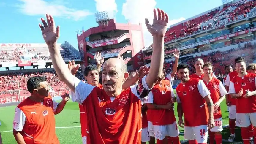 Emotivo homenaje en Independiente: el Libertadores de América lleva el nombre de Bochini