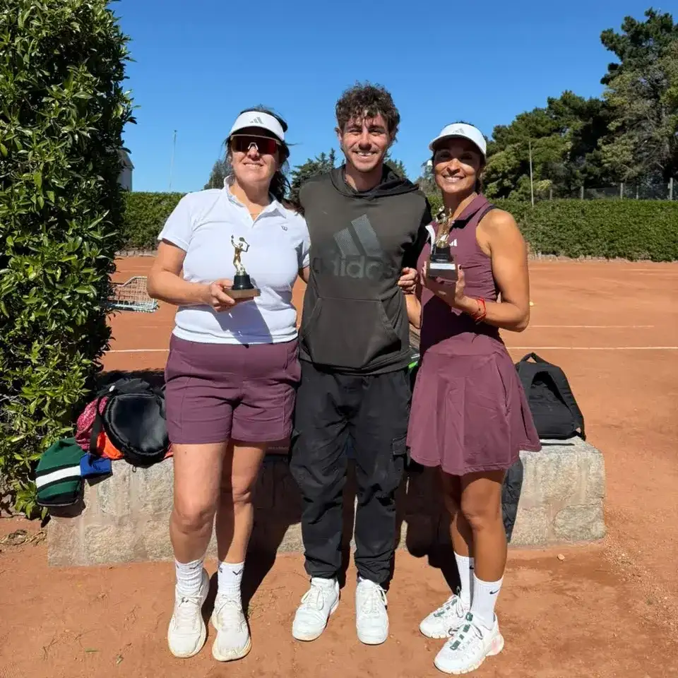 Las ganadoras de la rama femenina, Muñoz y Casal junto al organizador del certamen