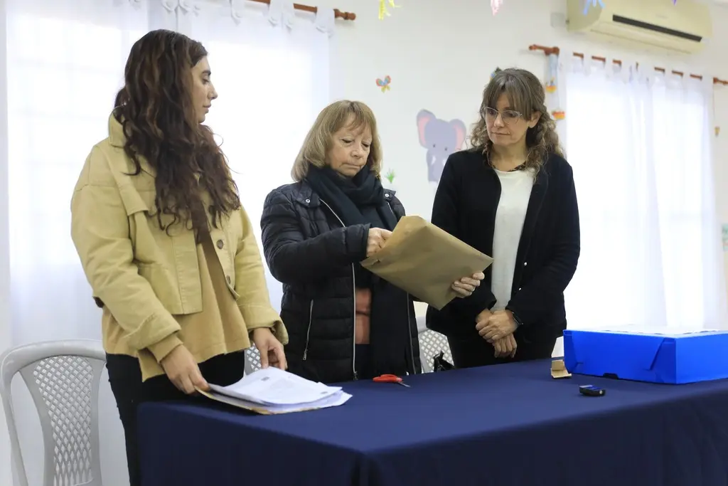La secretaria de educación del municipio en la apertura de sobres para la ejecución de la obra del Jardín municipal Nº 3 de barrio “Los Nogales”