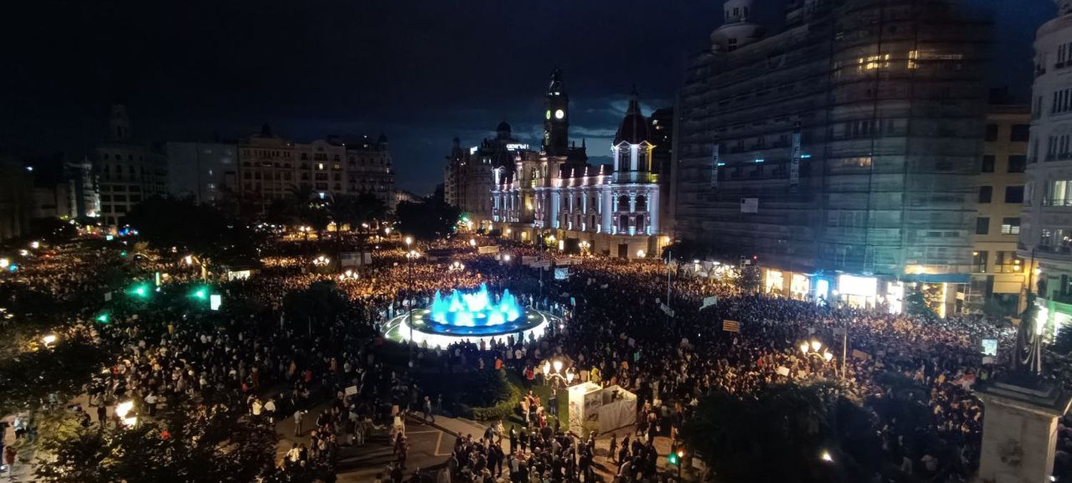 VALENCIA se volcó a las calles: al grito de ¡ASESINOS!, reclamaron la mala gestión de la DANA