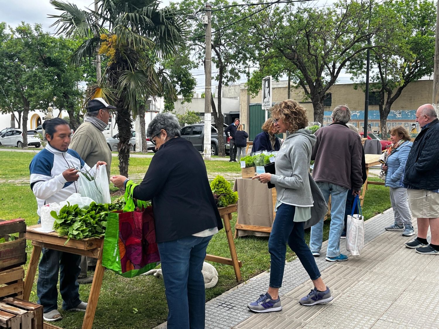 Los productores y emprendedores estuvieron en plaza Padre Alfredo Girardi.