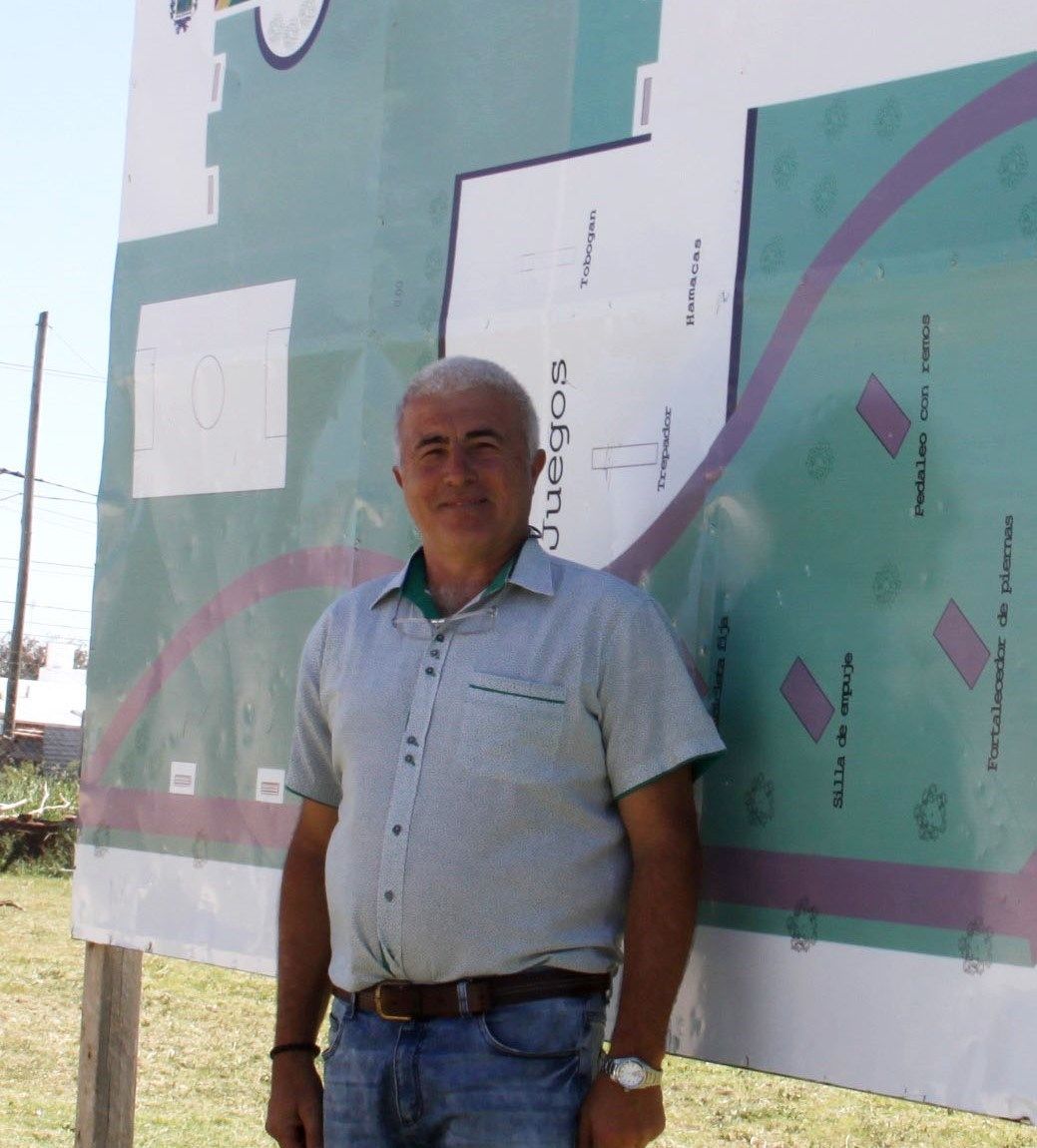 Reconocimiento a Roberto Pissani en la plazoleta de Barrio Los Aromos