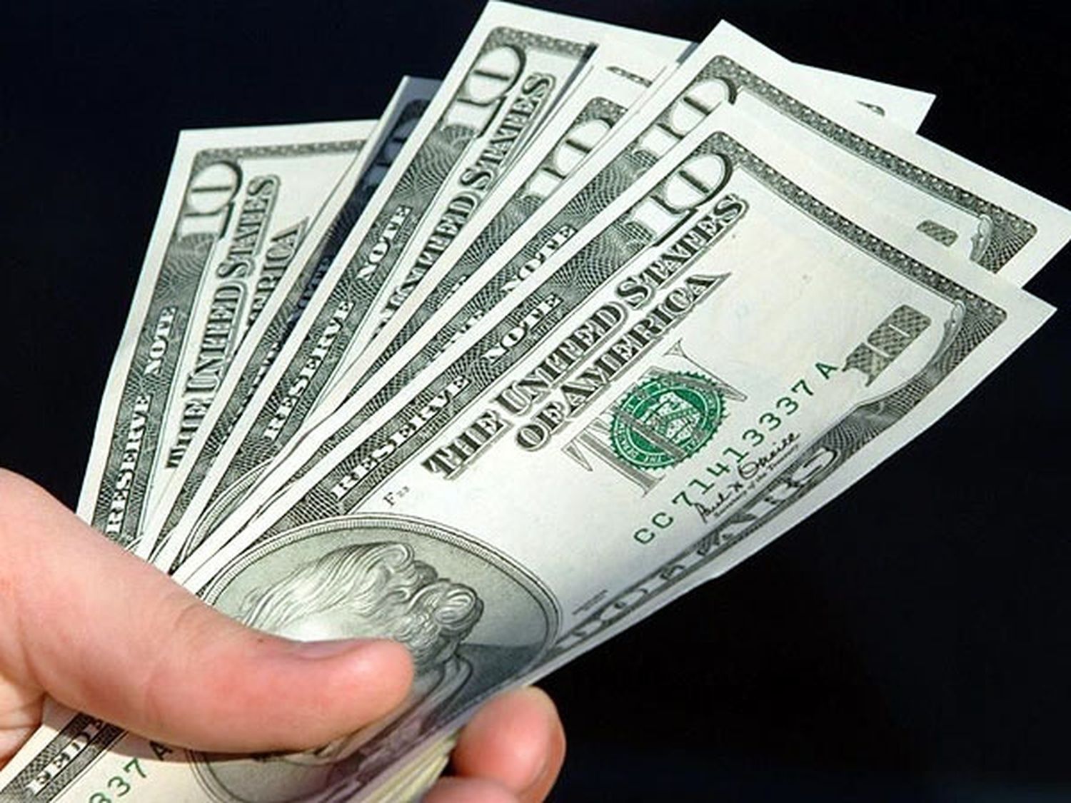 Dólar: Blue baja a $10,33 y oficial estable a $8,01