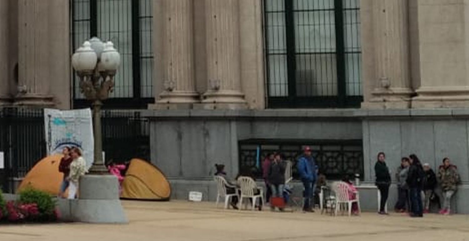 Argentina para Todos montó dos carpas frente a la explanada municipal