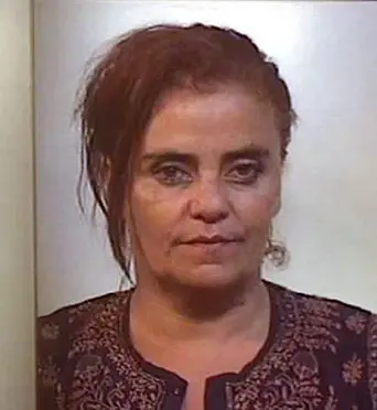 Esta es la “viuda negra” que busca la Justicia y la policía