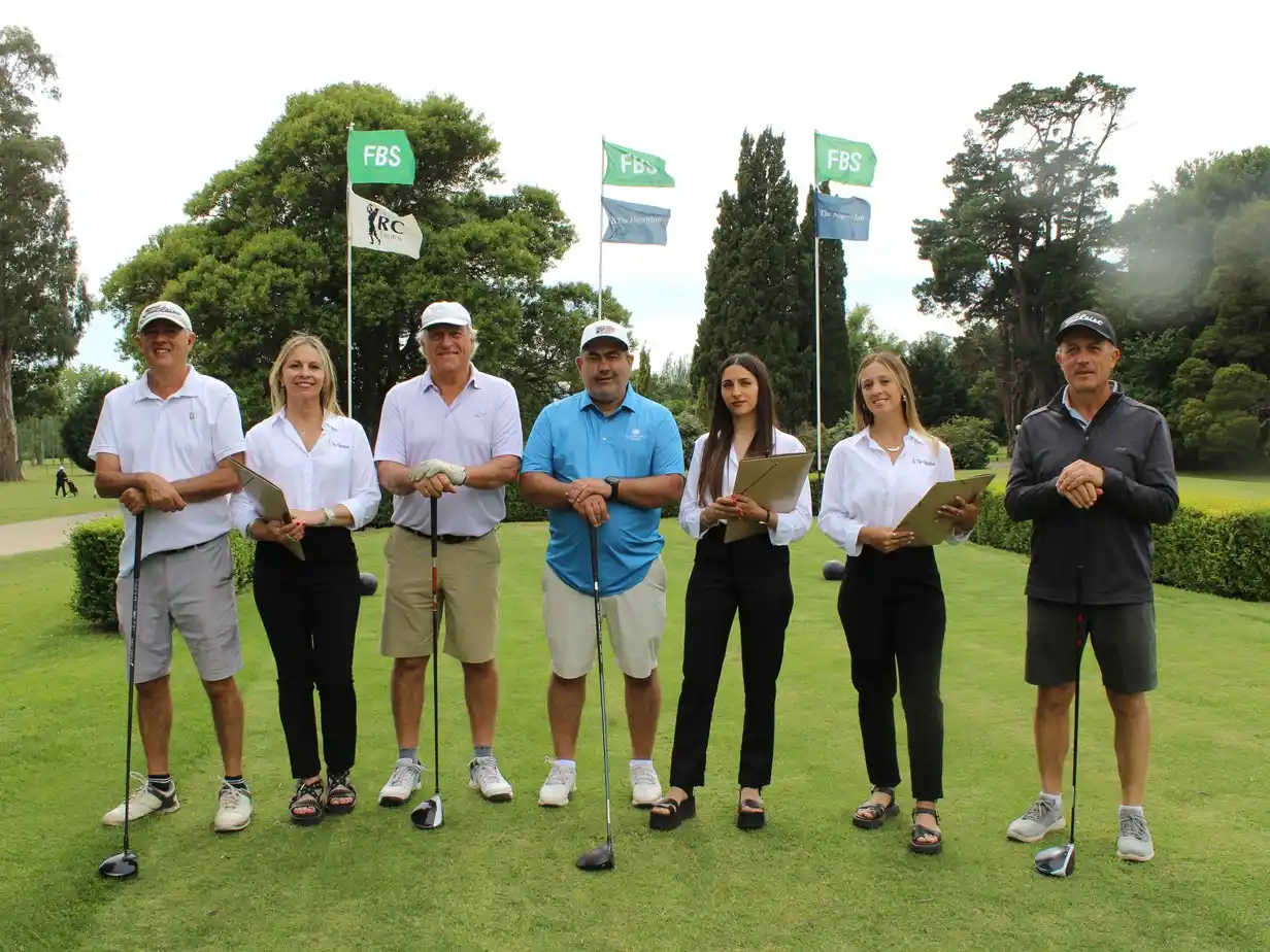 Daniel Fernández, Pablo Calviño, Marcos Probicito y Osvaldo Dadiego, junto a promotoras de RC Eventos.